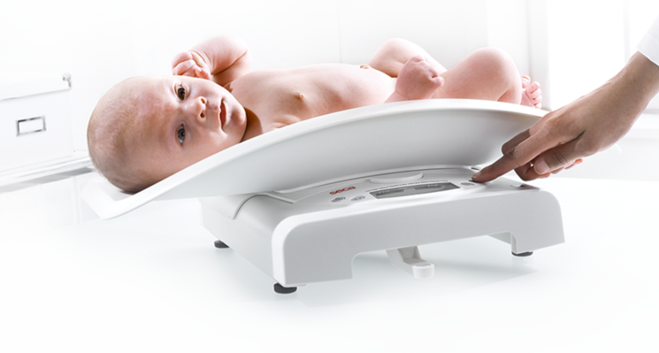 seca 384 - Tarkka digitaalinen vauvavaaka, jolla voi punnita lapsia myös seisten #3