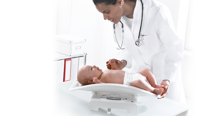 seca 384 - Tarkka digitaalinen vauvavaaka, jolla voi punnita lapsia myös seisten #1