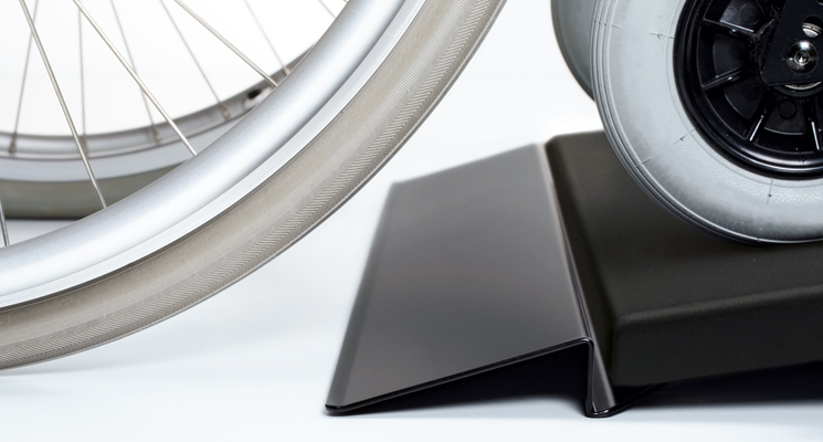 seca 677 - Wireless-pyörätuolivaaka, joka on varustettu kaiteella ja kuljetuspyörillä #3